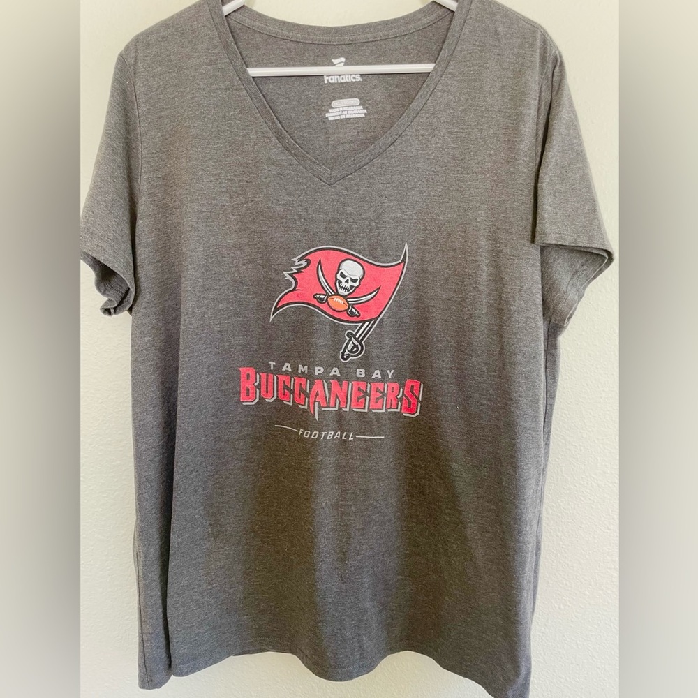 Fanatics Women’s 2XL Tampa Bay Buccaneers V neck T-shirt NFL Football